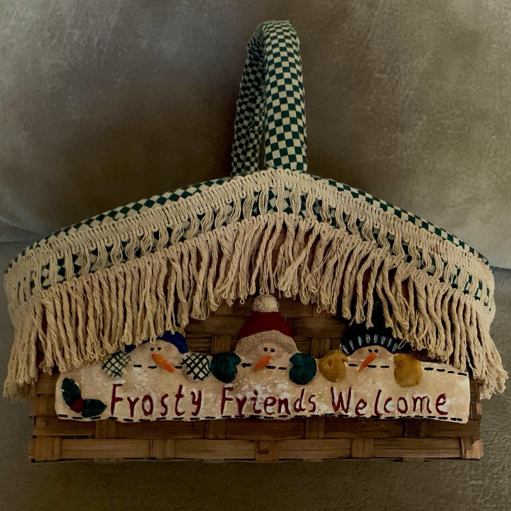 Basket w snowmen decorations. Lined.
